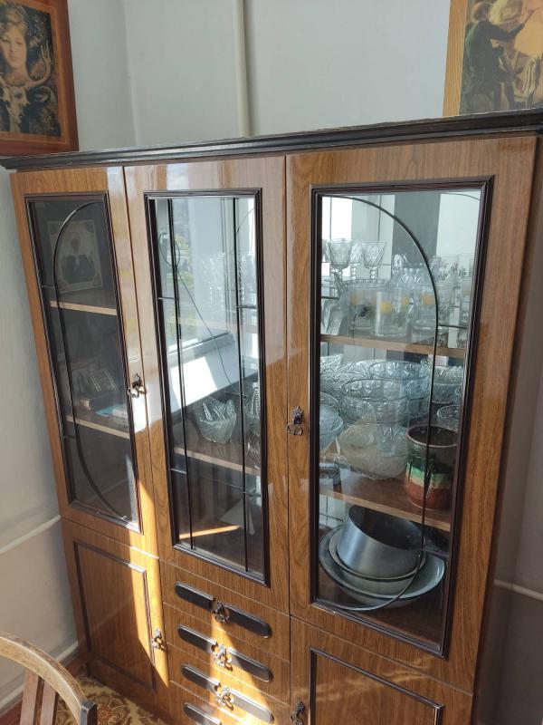 Отдам (самовывоз) сервант, кресло 2 шт.,  диван. - Новотроицк