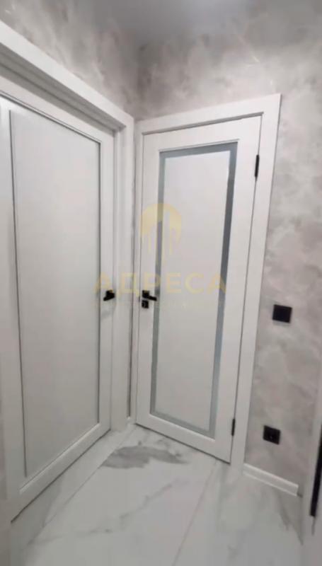 В продаже евро 3-ка, кухня-гостиная 21  кв м, 2 спальни,  раздельный с/у,  из мебели - кухня в 3 уро - Оренбург