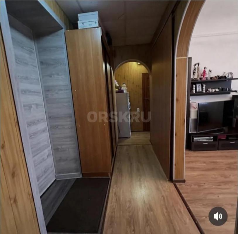 Продается просторная 2-х комнатная квартира старого типа в центре города по адресу пр-кт Мира/Ленина - Орск