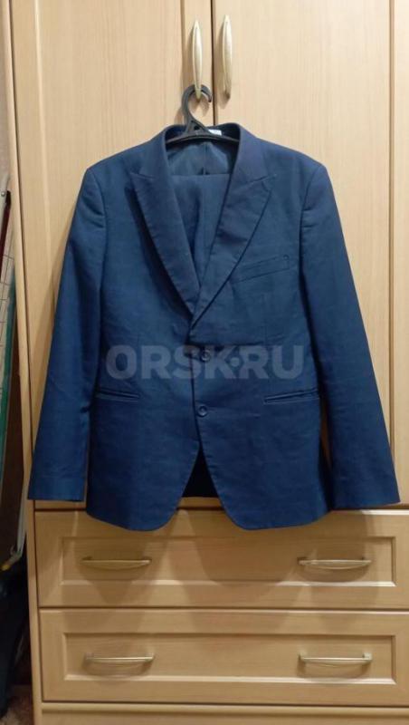 Костюмы в отличном состоянии, хорошего качества ( 1-ый -52 р., 2-ой- 50 р., 3-ий - 48 р.) по 200 руб - Орск