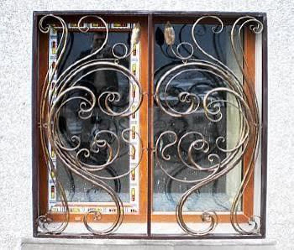 ПК "Ажур-Сталь" изготавливает:
Металлические двери 
Решетки,ворота
Козырьки, пе - Орск