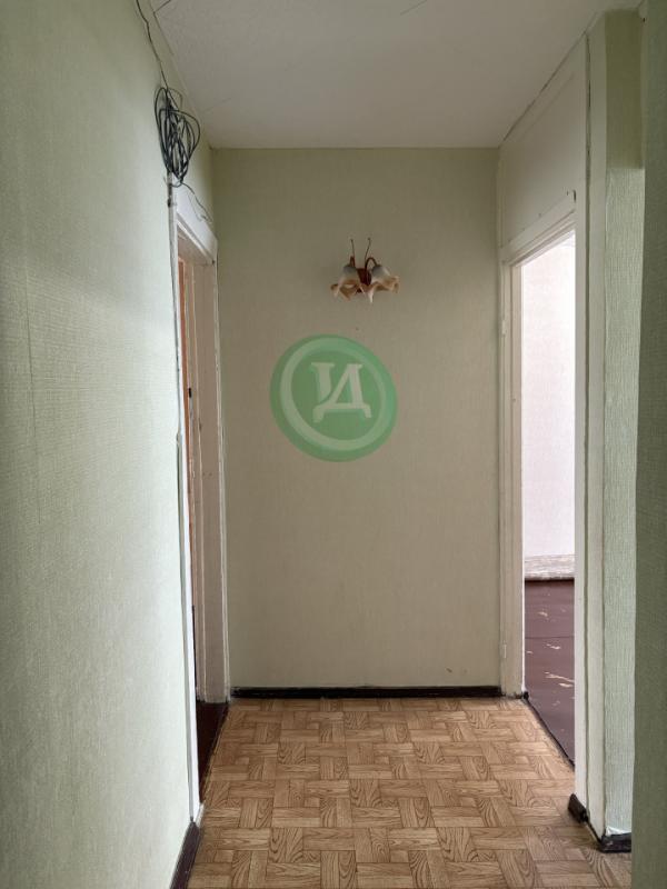 Продам двух комнатную квартиру, планировка распашонка (все комнаты раздельные), нв первом этаже пяти - Орск