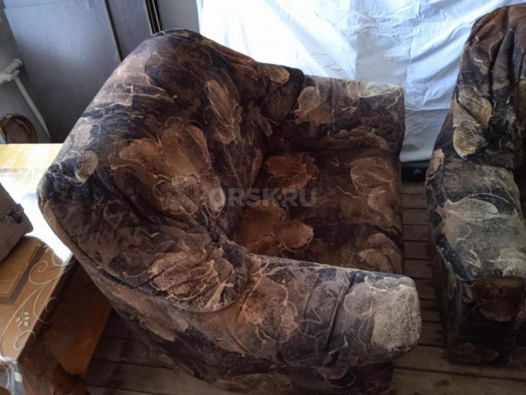 Продаю диван -кровать (с коробом для хранения белья, выкатной механизм ), 2 кресла одного комплекта - Орск