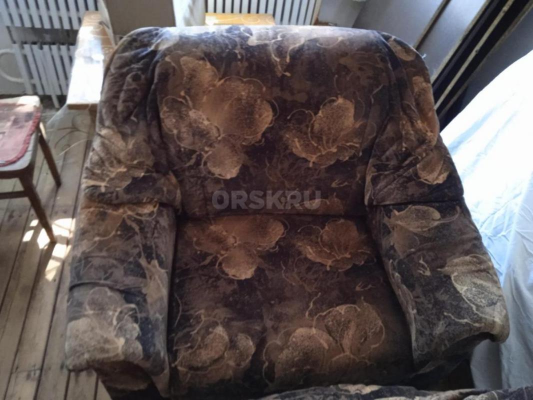 Продаю диван -кровать (с коробом для хранения белья, выкатной механизм ), 2 кресла одного комплекта - Орск