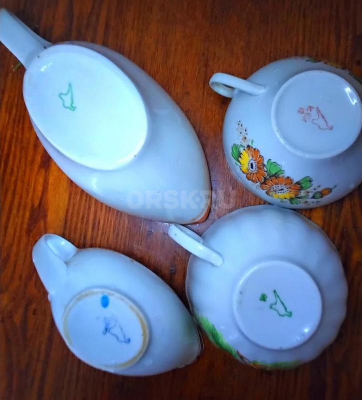 Соусник большой 200 ,маленький 100
Чашки по 100
Район ул Строителей 
Ликино Дулевский фарфоровый - Орск