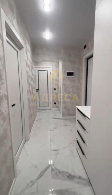 Продажа квартиры с ремонтом (крупноформатный глянцевый керамогранит, тёплые полы), установленной сан - Оренбург