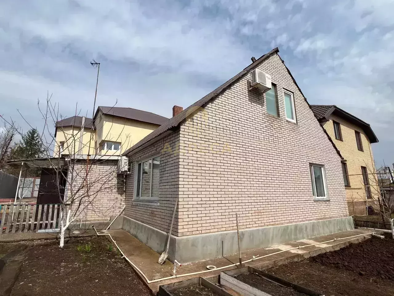 В самом востребованном районе города,на участке 5 соток продаются два дома. - Оренбург