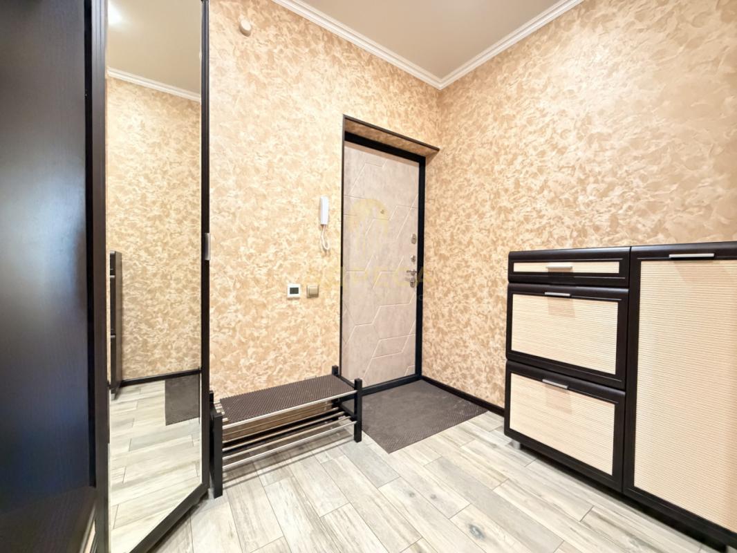 Продается квартира, полностью с ремонтом, расположенная на 14-м этаже 17 этажного дома. - Оренбург