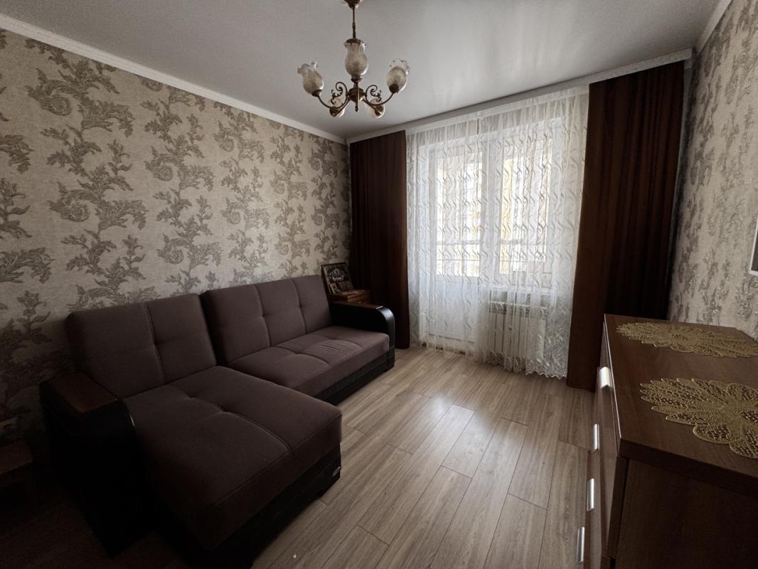 Продаётся уютная и светлая
Двухкомнатная квартира в г. - Оренбург