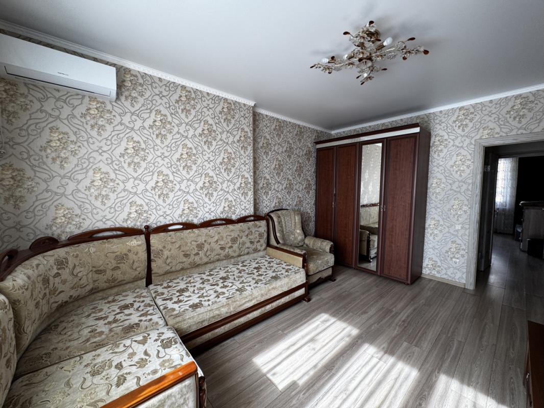 Продаётся уютная и светлая
Двухкомнатная квартира в г. - Оренбург