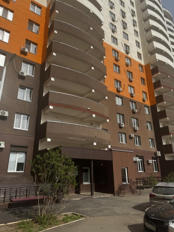Продаётся уютная и светлая
Двухкомнатная квартира в г. - Оренбург