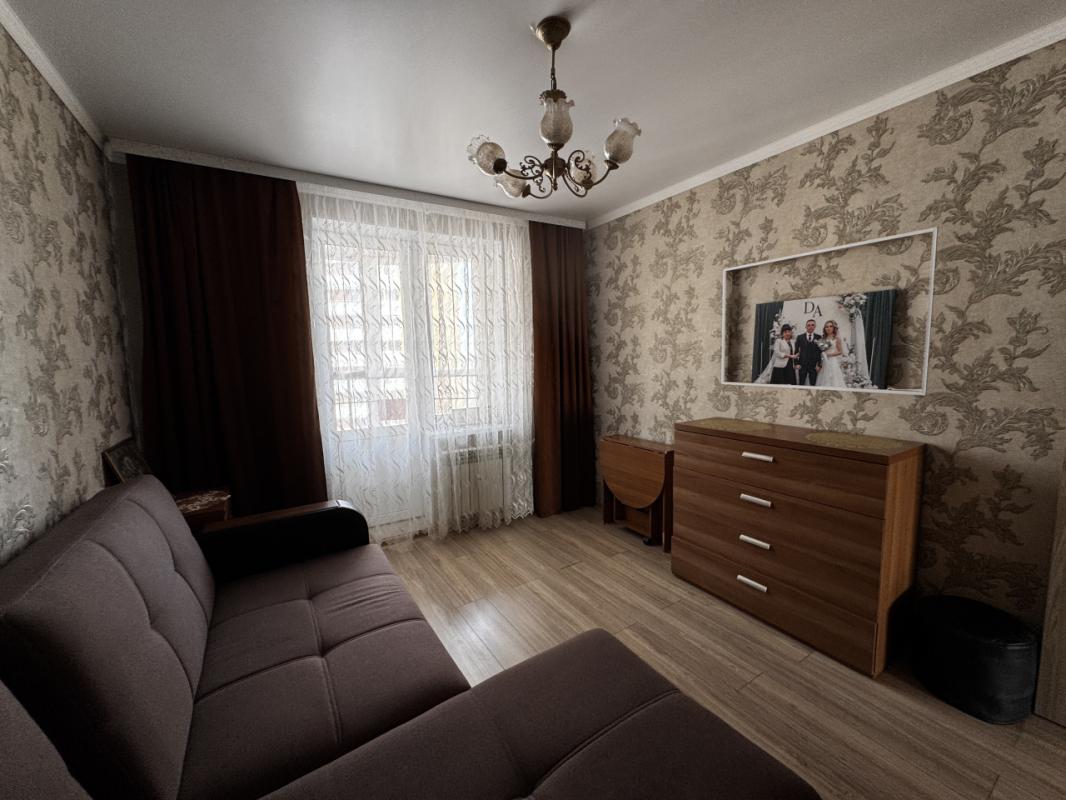 Продаётся уютная и светлая
Двухкомнатная квартира в г. - Оренбург