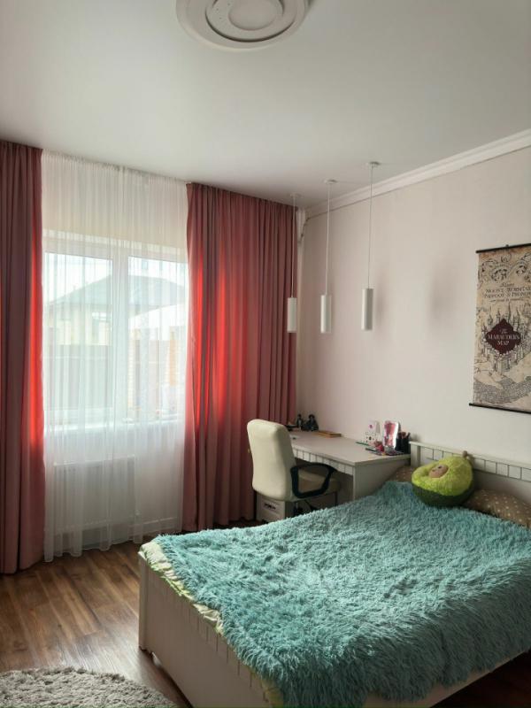 Продается дом в поселке Ростошинские пруды.  Площадь дома с гаражом 130 м2  - асфальтированная дорог - Оренбург