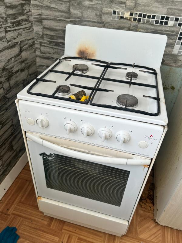 Продам горка-1200руб., тумбочка-500руб., прихожая-500руб., плита газовая-900руб - Новотроицк