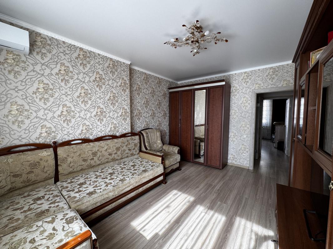 Продаётся уютная и светлая
Двухкомнатная квартира в г. - Оренбург