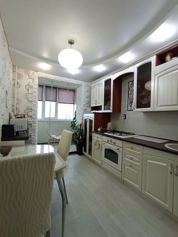 В продаже  3-комнатная квартира улучшенной планировки по адресу:  г. - Новотроицк