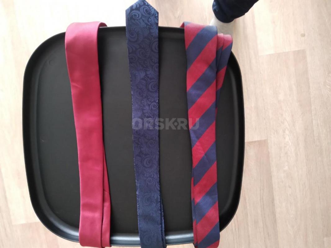Продам вещи:
1) темную джинсовую куртку с мехом. - Орск