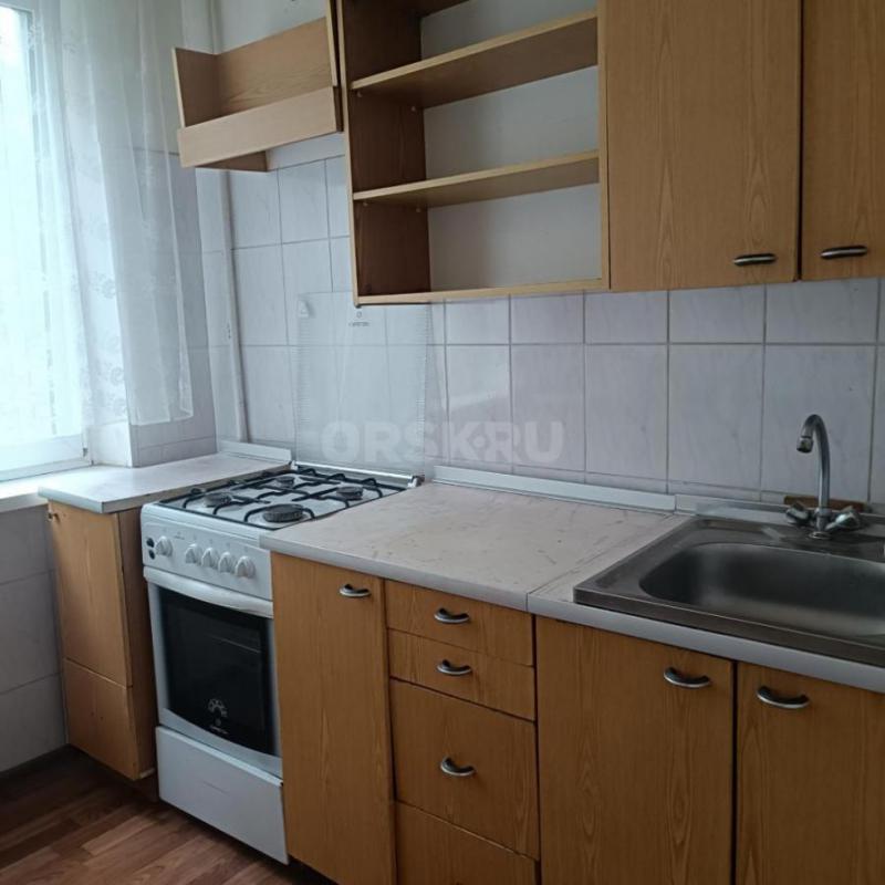 Продам 2 комн квартиру ул Стартовая, на 3 этаже 5 этажного дома,комнаты раздельные, чистая, тёплая, - Орск