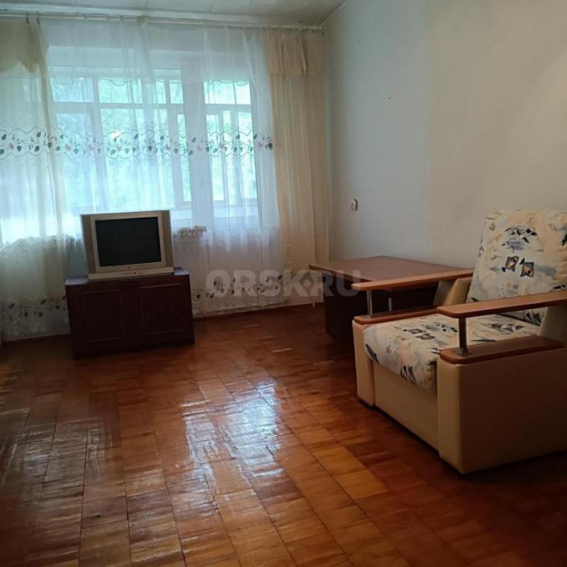 Продам 2 комн квартиру ул Стартовая, на 3 этаже 5 этажного дома,комнаты раздельные, чистая, тёплая, - Орск