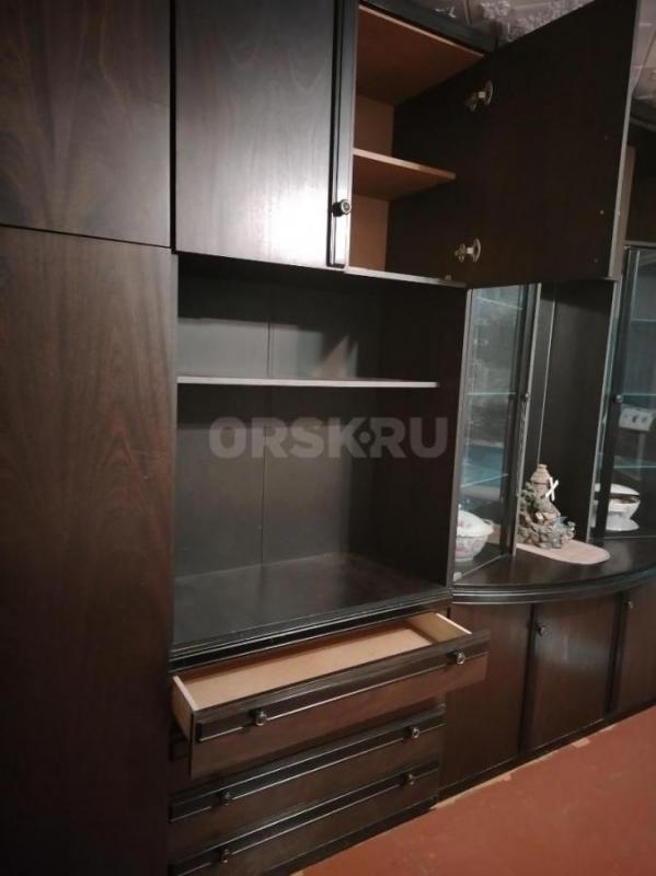Продаётся стильный шкаф с комодом из дерева в коричневом цвете. - Орск