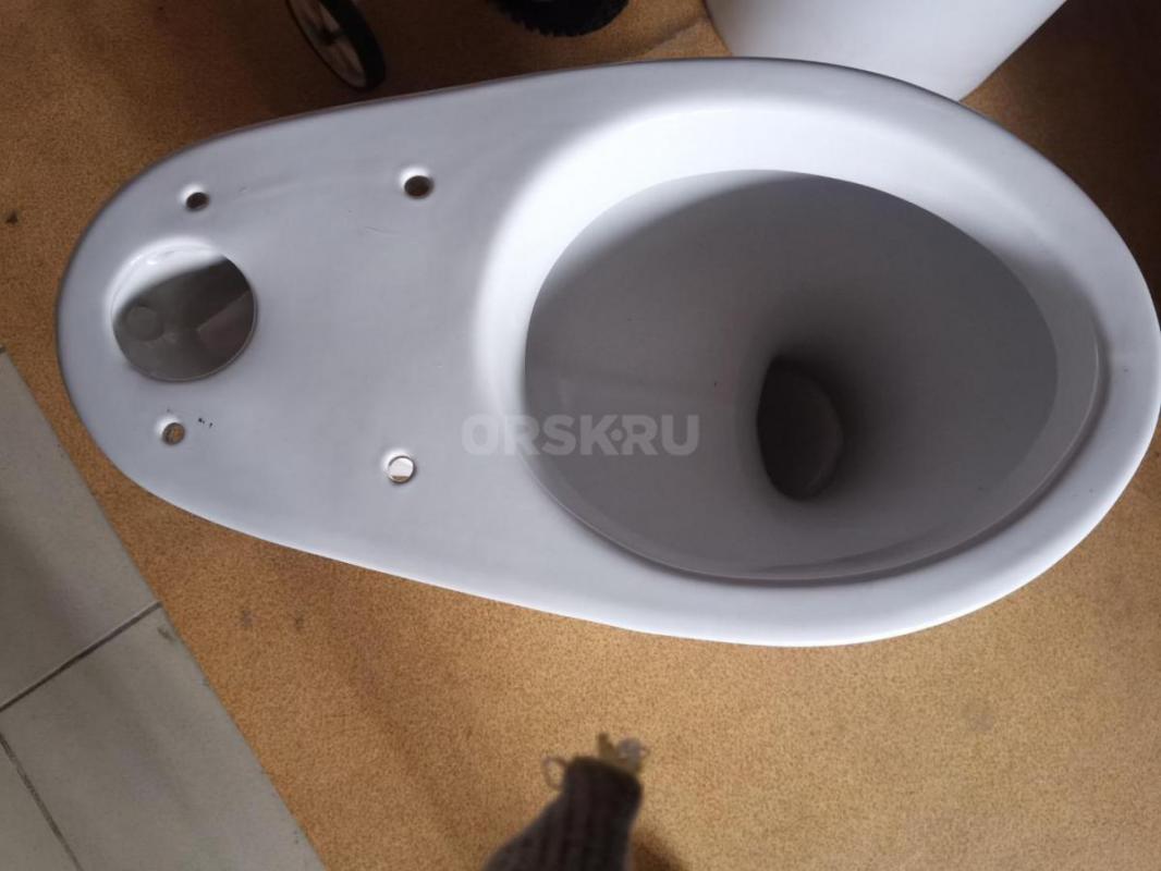 Продам новый унитаз , без упаковки но не использовал, на бачке крышка с небольшими сколом тел 325155 - Орск