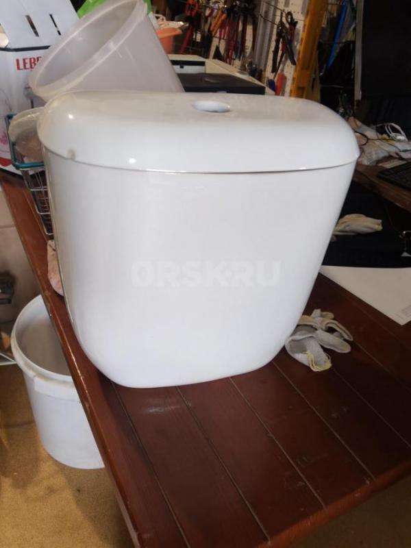 Продам новый унитаз , без упаковки но не использовал, на бачке крышка с небольшими сколом тел 325155 - Орск