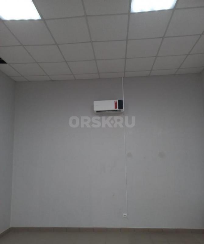 Сдаются площади от 18-130м² , на первом этаже, есть цольный этаж , высота потолков 4м. , под пункт в - Орск