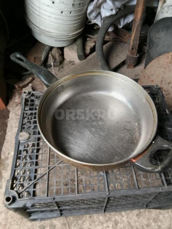 Продам противни, сковородки, мясорубку, закаточные машинки по 300 рублей за штуку. - Орск