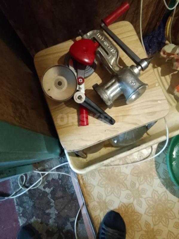 Продам противни, сковородки, мясорубку, закаточные машинки по 300 рублей за штуку. - Орск