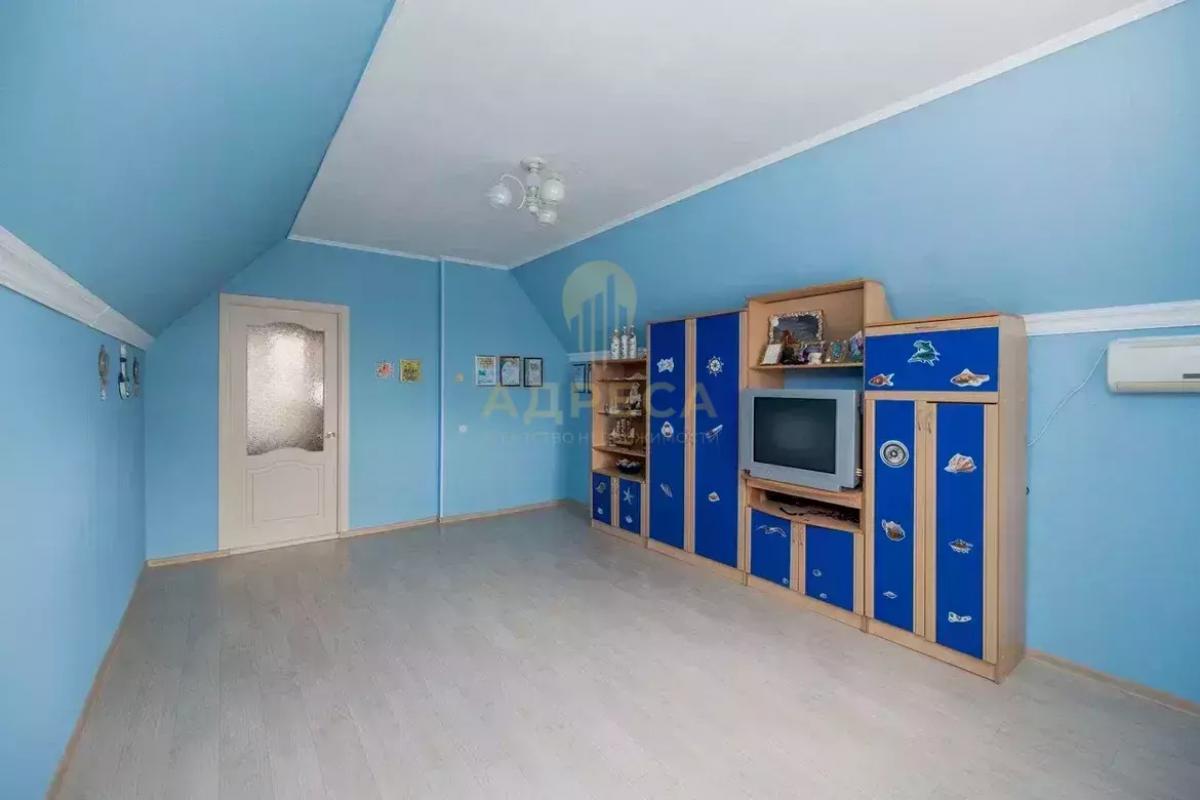 Продаётся просторный двухэтажный кирпичный дом в П. - Оренбург
