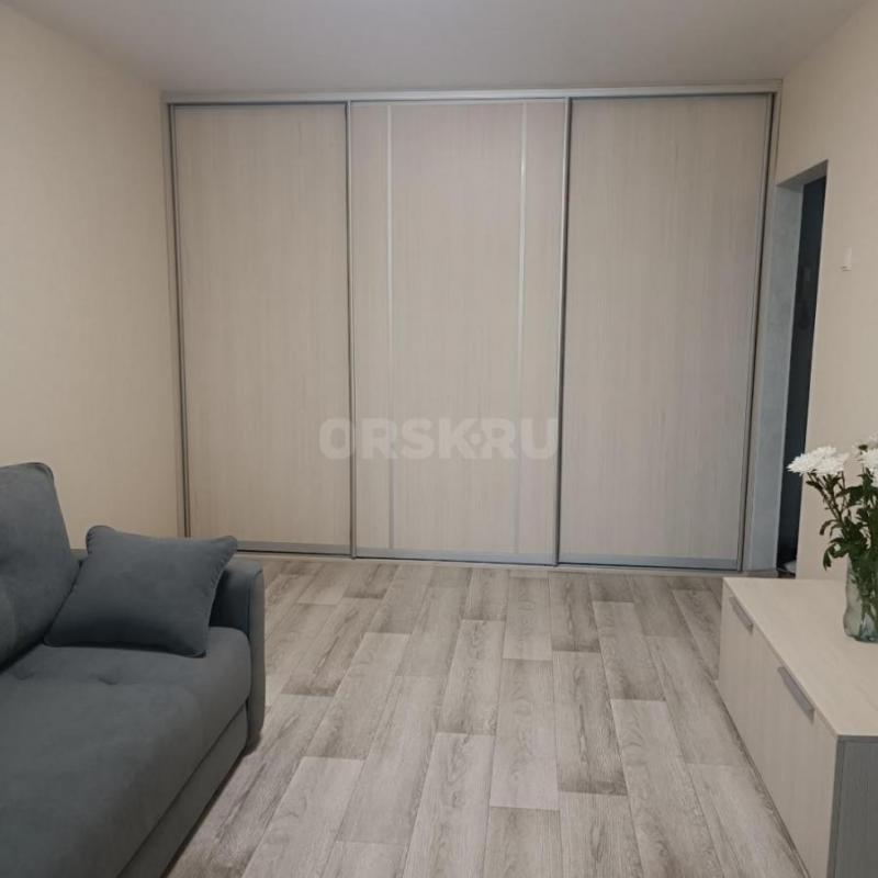 Сдам 1 комн квартиру, улучшенной планировки 1/9.сделан ремонт, вся бытовая техника, балкон застеклен - Орск