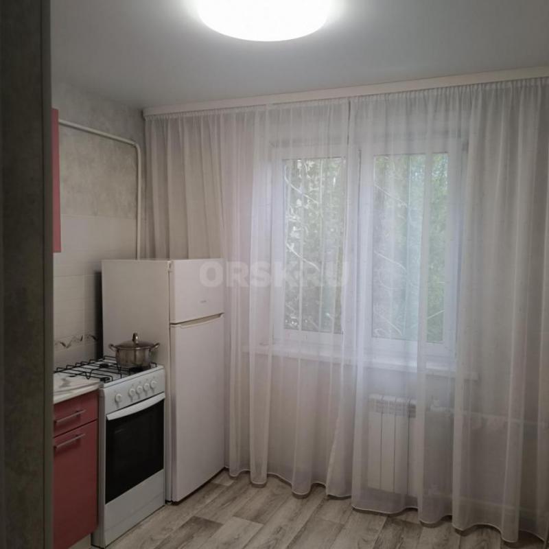 Сдам 1 комн квартиру, улучшенной планировки 1/9.сделан ремонт, вся бытовая техника, балкон застеклен - Орск