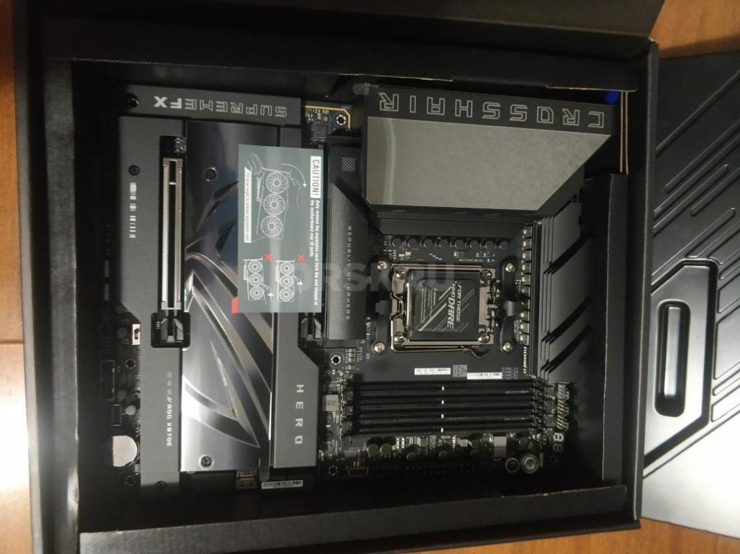 Продам материнскую плату Asus Rog Crosshair X870E Hero. - Орск