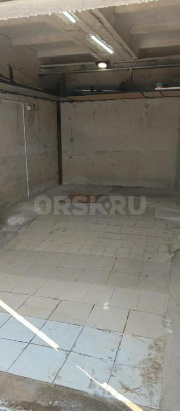 Гapаж на пepекpестке пеpеcечения Стaниcлaвскoго 1-Bязeмcкaя. - Орск
