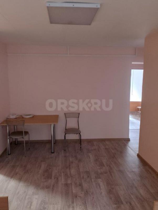 Продается уютная трехкомнатная квартира на первом этаже блочного дома, построенного в 1964 году. - Гай
