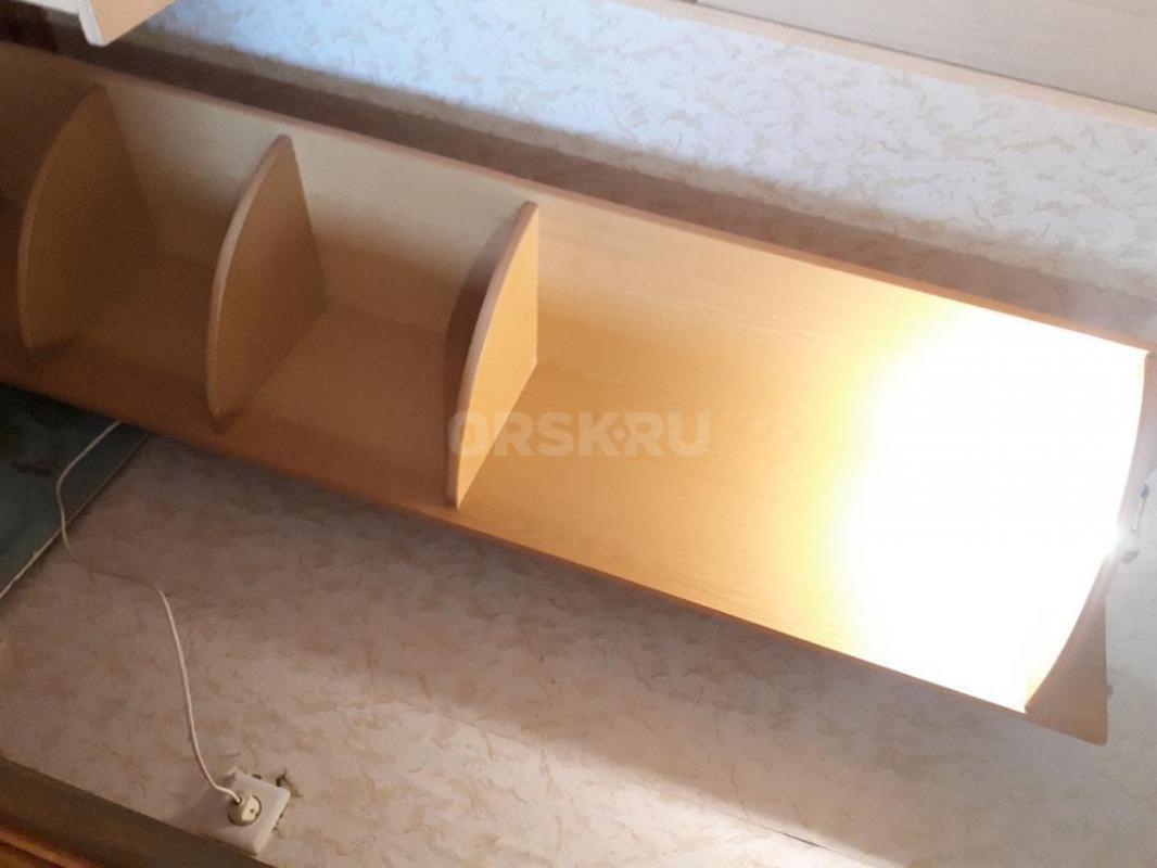 Продам угловую стойку-полку с подсветкой(включается шнур от сети) за 600 рублей - Орск
