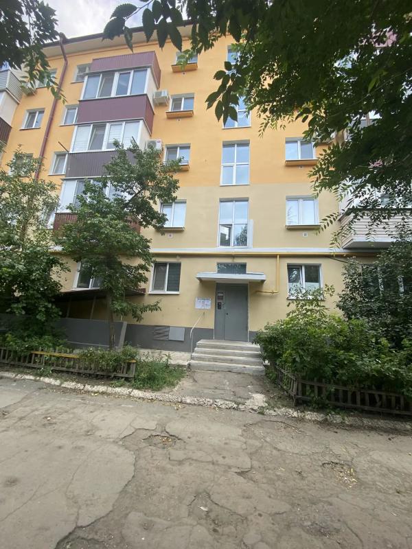 Продается уютная двухкомнатная квартира в центре города на остановке ПЛОЩАДЬ ЛЕНИНА, расположена на - Новотроицк