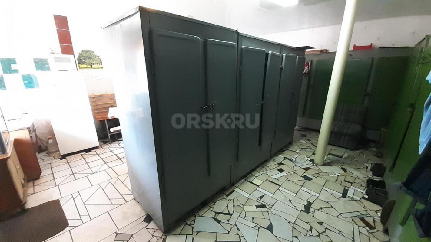 Шкафы металлические для одежды 
Блок 4-х дверный (по 2 двери с обеих сторон), з шт. - Орск