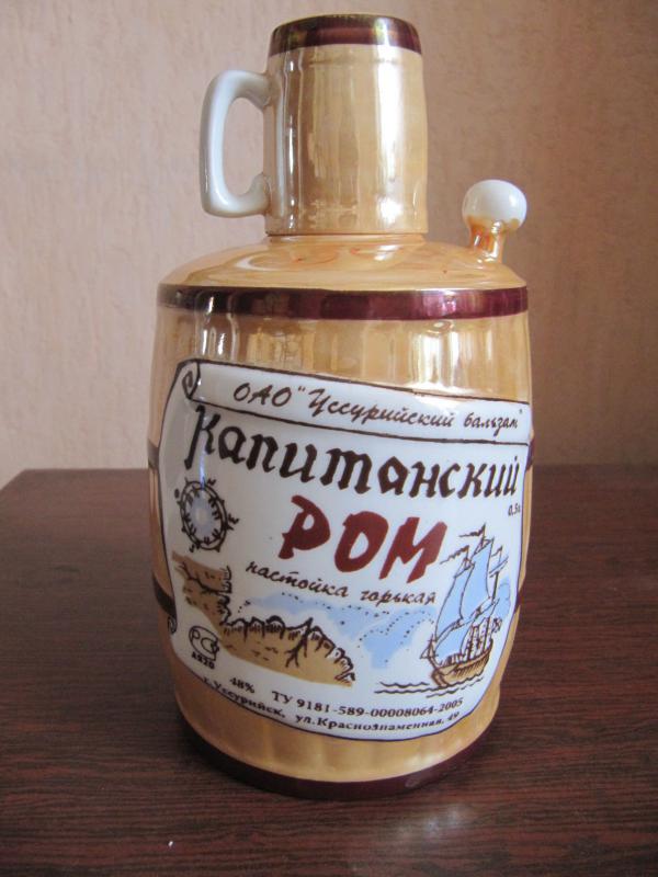 Продам пустую бутылку-штоф Капитанский ром, ёмкость 0,5 литра, керамика, цена 300 руб . - Новотроицк