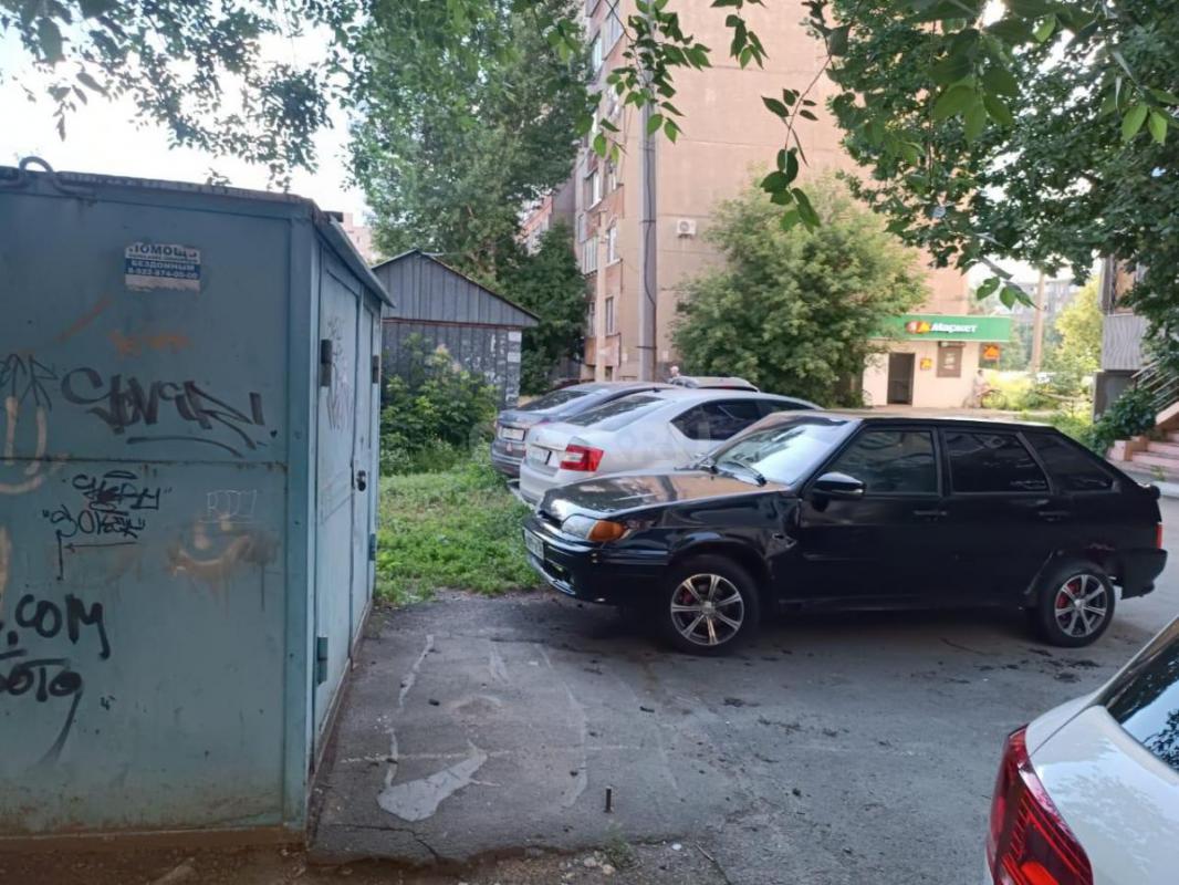 Металлический гараж 3м*4м каркасный расположен во дворе дома ул. - Орск