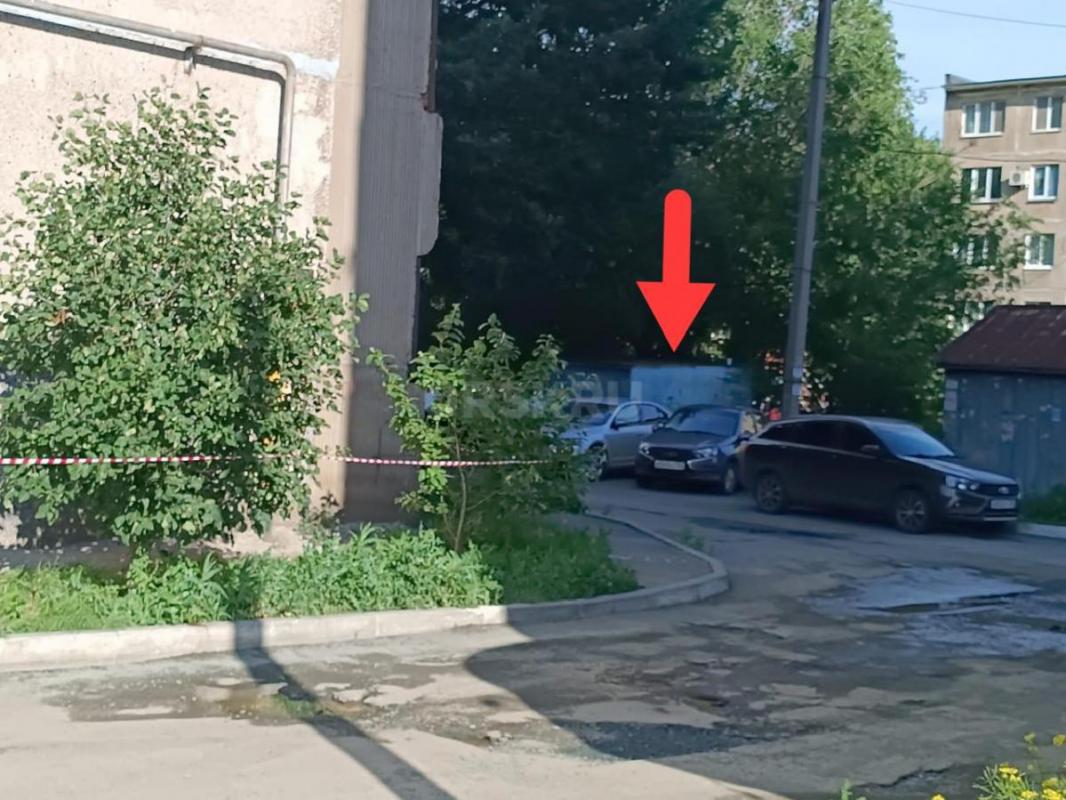 Металлический гараж 3м*4м каркасный расположен во дворе дома ул. - Орск