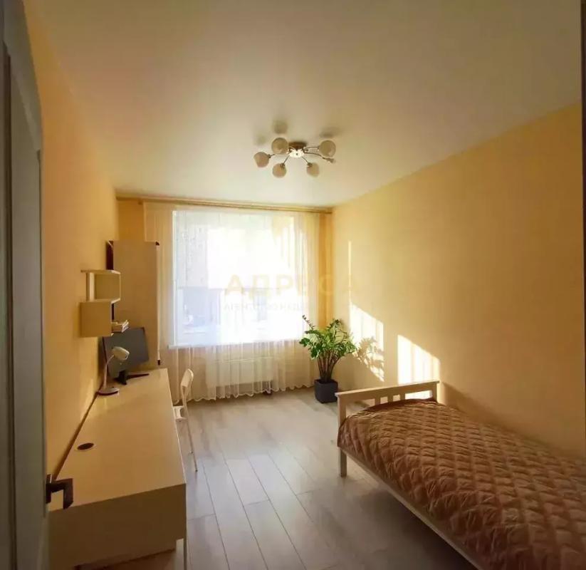 Продам 3 ком квартиру в монолитно-кирпичном доме по адресу г. - Оренбург