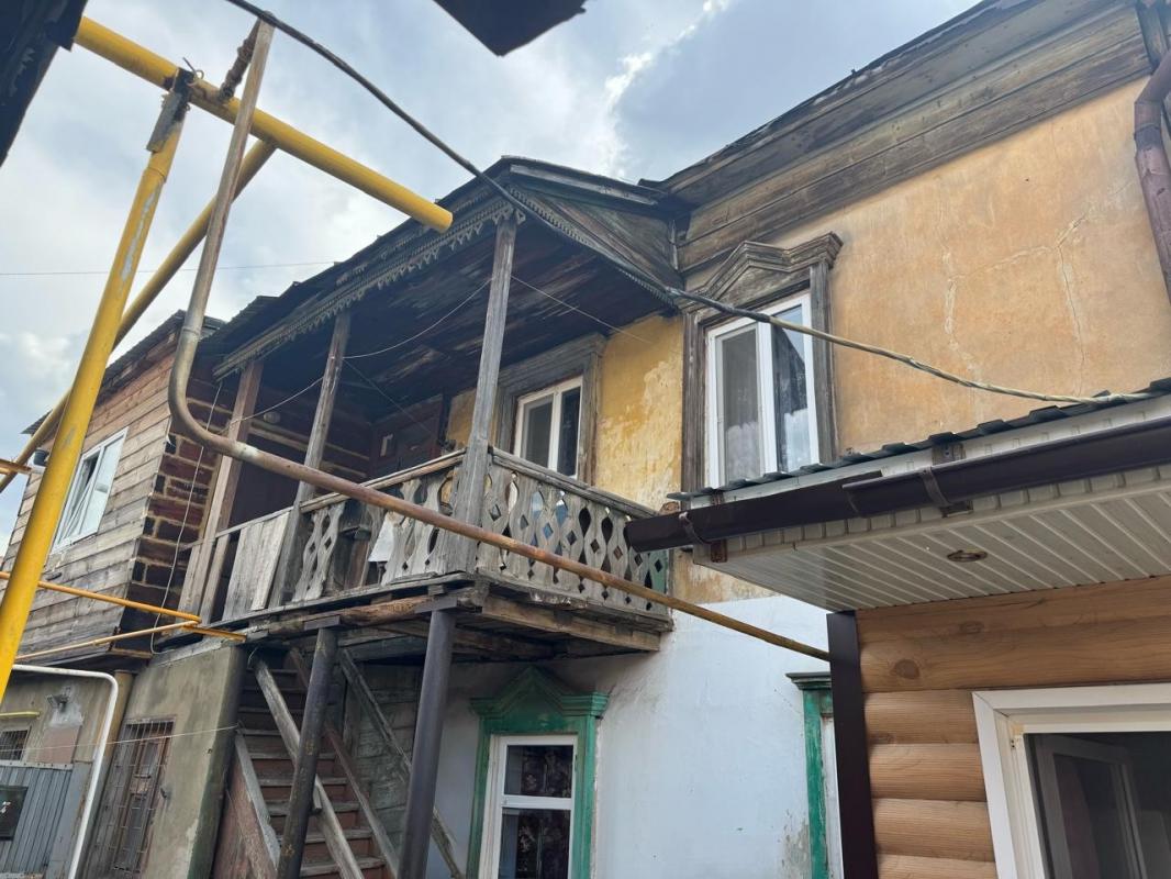 Продается квартира на втором этаже двухэтажного дома, расположенный в центре города, по адресу
Маяко - Оренбург