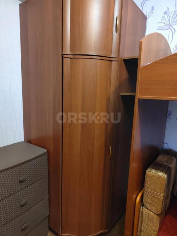 Продам угловой шкаф, двухъярусную детскую  кровать. - Орск