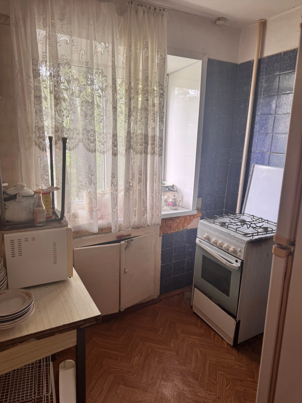 Продается 1 комнатная квартира ул Марии Корецкая 21,окна пластиковые,квартира не угловая,требует рем - Новотроицк