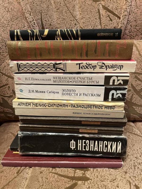Книги по 10 руб.,  возле рынка  на Тбилисской - Орск