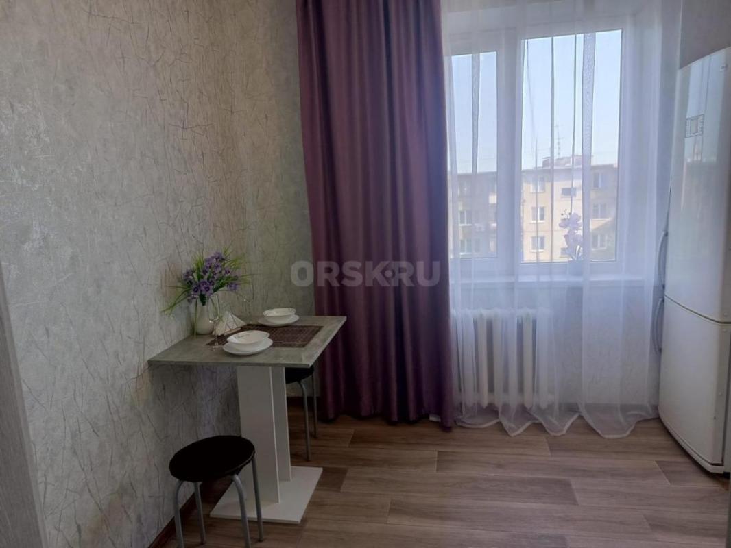 Посуточно. 1 кв.,  ул. - Орск