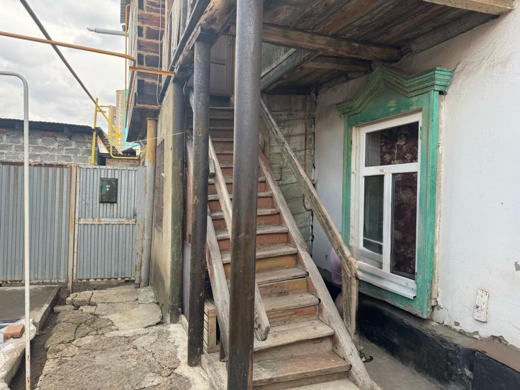 Продается квартира на втором этаже двухэтажного дома, расположенный в центре города, по адресу
Маяко - Оренбург