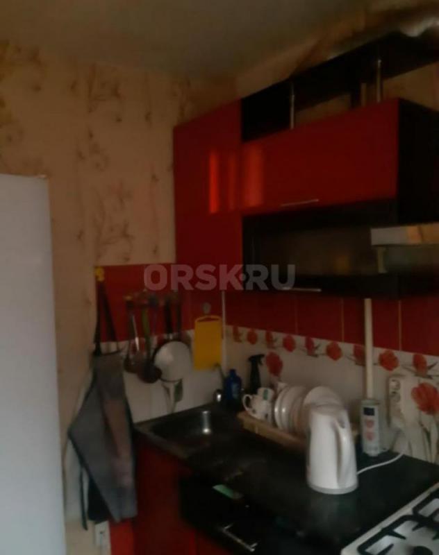 Продаю свою квартиру в центре города,3 комнаты и общей площадью 57 квадратов, 2 этаж пятиэтажного до - Орск