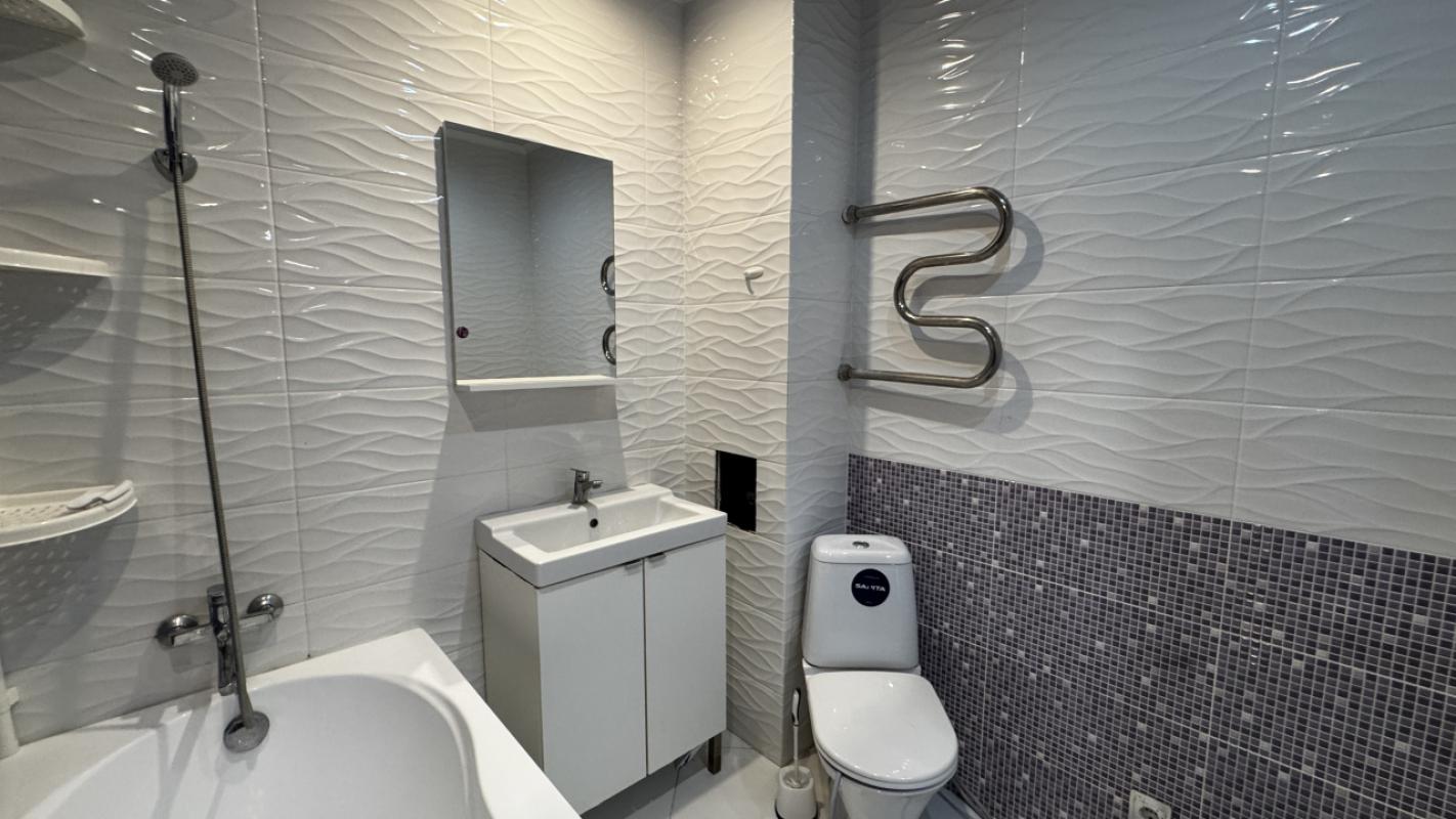 Предлагаем вашему вниманию  двухкомнатную  уютную квартиру с ремонтом на 16 этаже, 17 этажного дома, - Оренбург